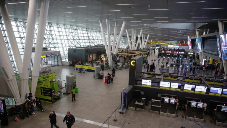 Detienen a dos estadounidenses en el Aeropuerto tras ser sorprendidas con armas de fuego, municiones y aceite de marihuana