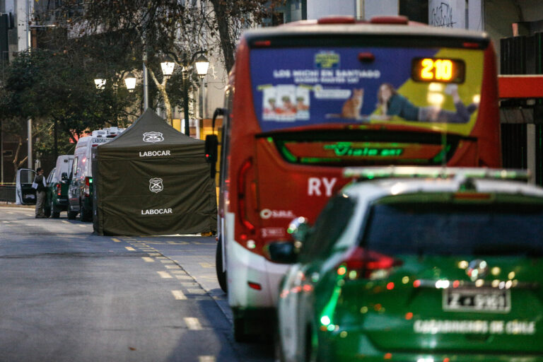 Hombre muere asesinado a bordo de bus RED: Fue atacado con un arma blanca en Barrio Franklin