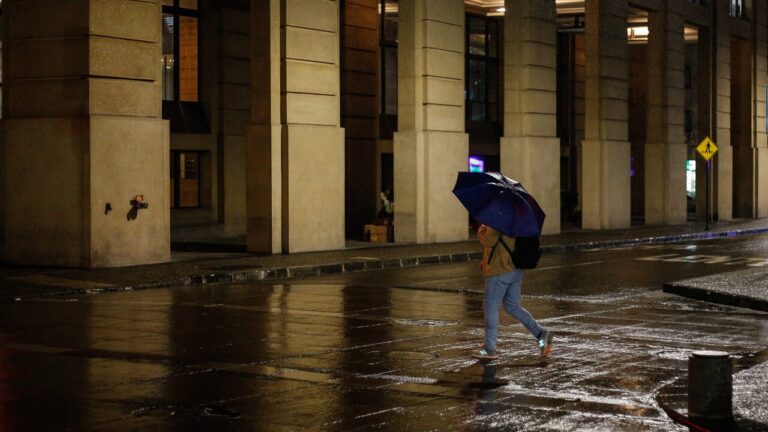 CGE activa plan de contingencia por lluvia en la Región Metropolitana: Desplegarán 177 brigadas en terreno