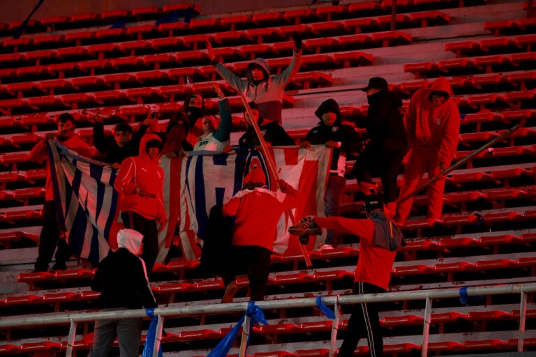 Ordenan la liberación de 103 hinchas chilenos en Argentina