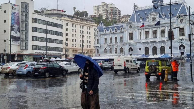 Senapred entrega balance por sistema frontal: Hay cierres preventivos de rutas, cancelación de clases y personas sin luz