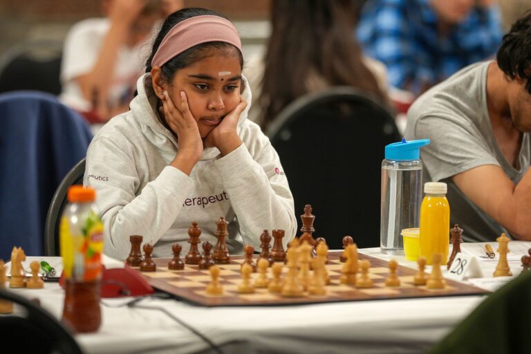 Niña británica de 10 años hace historia al vencer a un gran maestro de ajedrez