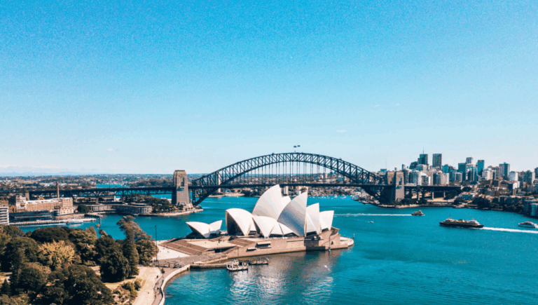 Condenan a chileno en Australia por grabar a mujeres en baño con cámara oculta