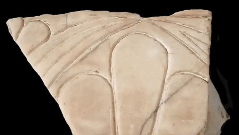 La increíble historia de este trozo de mármol que sobrevivió a la guerra y pasó décadas en Chile antes de volver a Grecia