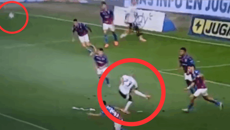 “Juega con lag”: La jugada de Arturo Vidal que generó críticas tras la derrota de Colo Colo ante la UC