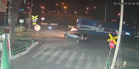 Tren impacta a auto que no respetó disco pare en La Serena: Conductor resultó herido
