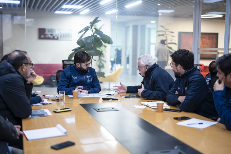 Presidente Boric lidera coordinación del rescate en El Teniente: Encabeza reunión con autoridades en Rancagua y se reúne con familias