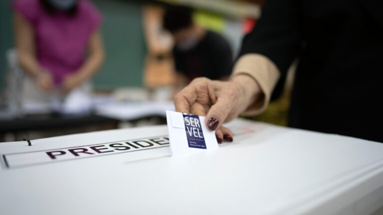 Mayoría chilena rechaza voto obligatorio para extranjeros: 68% se opone en nueva encuesta