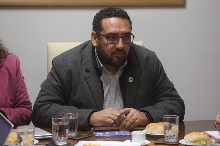 Gobierno rechaza actuar de profesor que gritó a alumnos por comentarios sobre Pinochet: Fue apartado de sus funciones