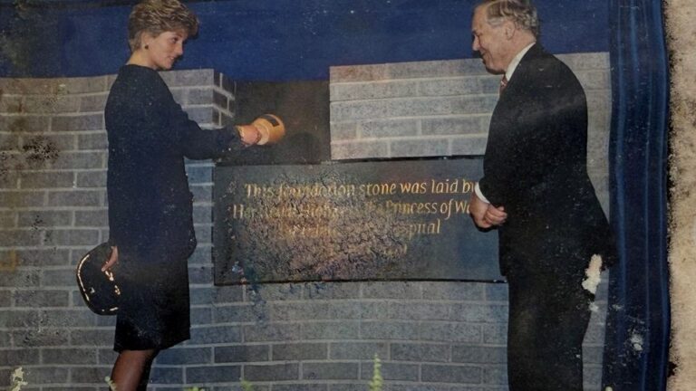 Desentierran cápsula del tiempo sellada por la princesa Diana en hospital infantil de Londres en 1991