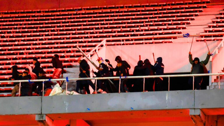 El balance tras el horror en la cancha de Independiente: 19 hinchas de U. de Chile heridos y uno está en riesgo vital