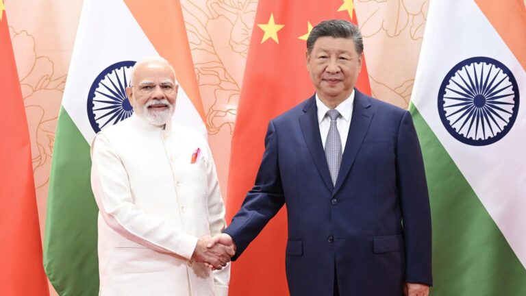 Xi y Modi hablan de amistad en un mundo 