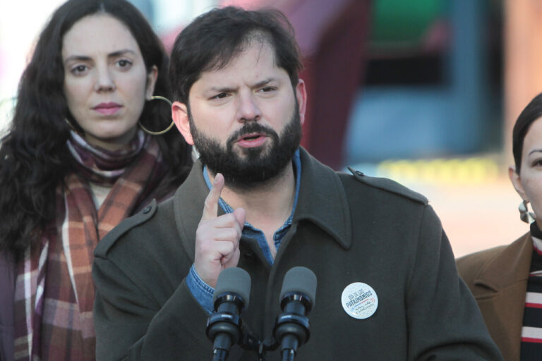 Presidente Boric condena vandalización de sinagoga en Santiago: “La violencia y amenaza no son el camino”