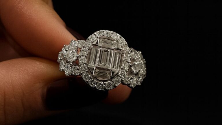 Existe uno solo y cuesta más de 6 millones de pesos: ¿Cómo es el anillo de diamantes que se llevará la ganadora de Miss Chile para Miss Universo?