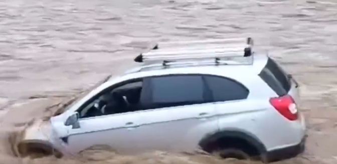 Impactante rescate en Punitaqui: Carabineros salvan a conductor de auto que fue arrastrado por crecida tras intensas lluvias