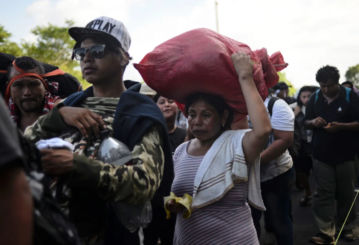 Un grupo de migrantes se desplaza hacia los Estados Unidos con la esperanza de una vida mejor o para escapar de la violencia, camina entre Ciudad Hidalgo y Tapachula en México. JOHAN ORDONEZ / AFP / Getty Images