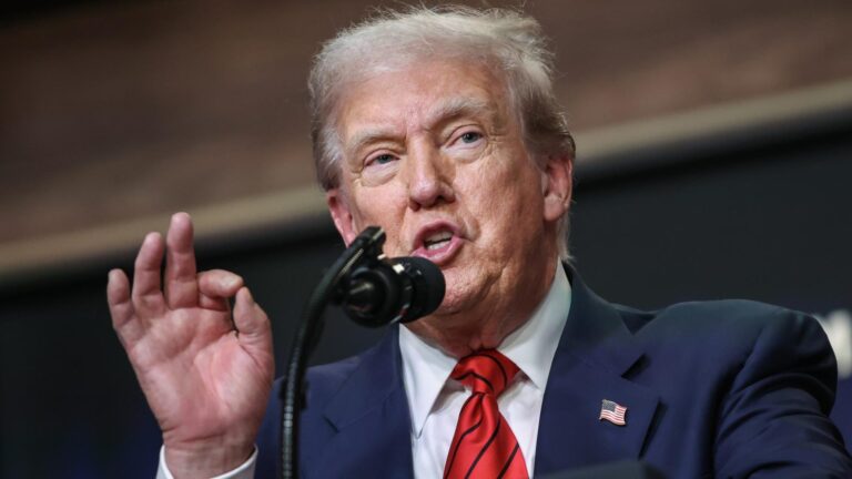 Trump impondrá arancel de 100% a importaciones de chips y semiconductores