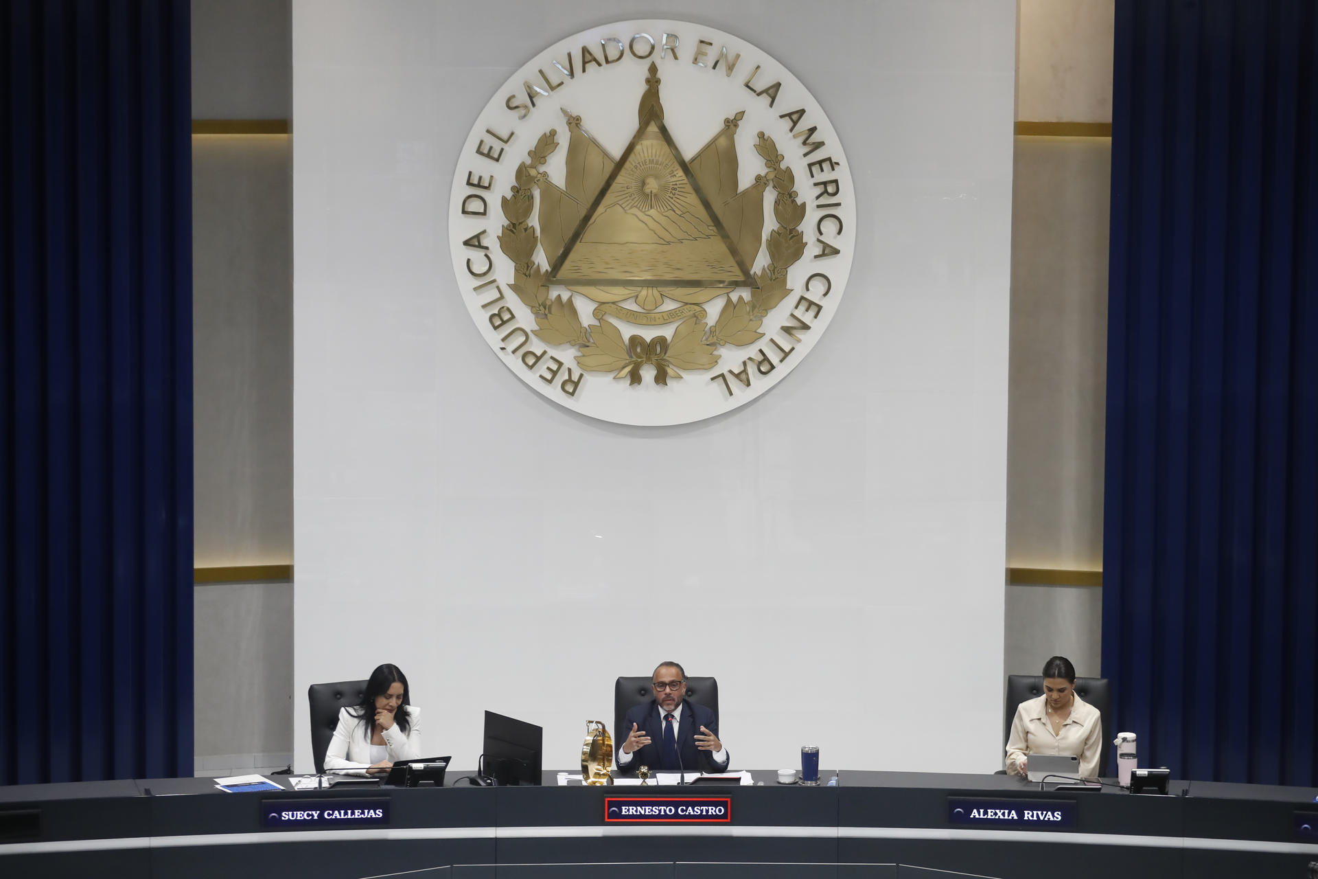 El presidente de la Asamblea Legislativa, Ernesto Castro (c), y las diputada Suecy Callejas (i) y Alexia Rivas asisten a una sesión plenaria este jueves, en San Salvador (El Salvador). EFE/ Rodrigo Sura