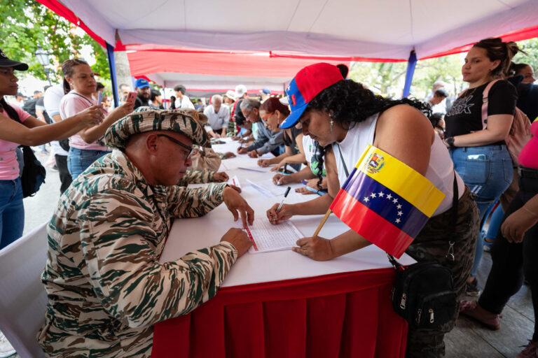 Maduro convoca un nuevo alistamiento ante “amenazas” de Estados Unidos