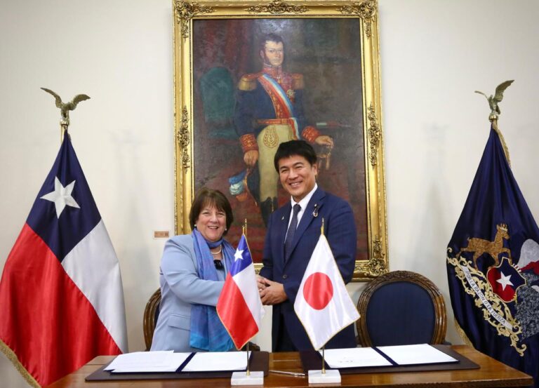 Defensa: Chile firma acuerdo de cooperación con Japón y anuncia apertura de agregaduría en Tokio