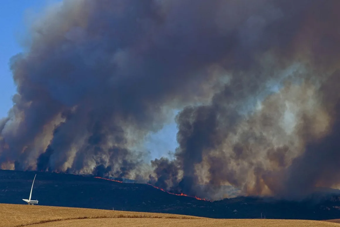 Un incendio en Tarifa, un popular destino turístico, el 11 de agosto de 2025. Nono Rico/Europa Press/Getty Images