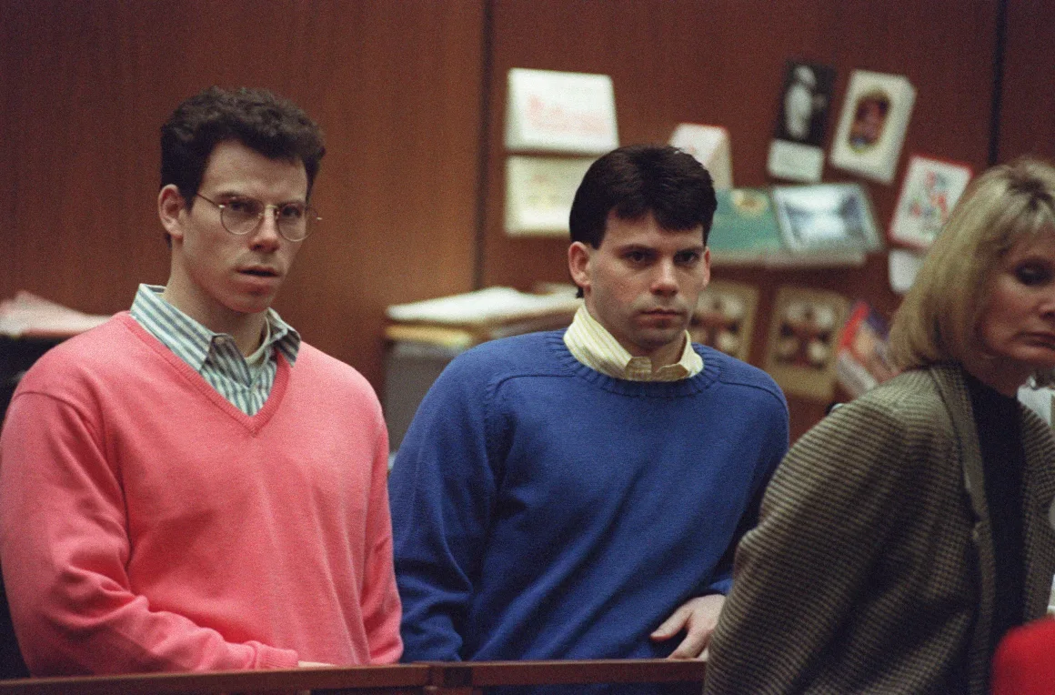 Erik Menéndez, a la izquierda, y su hermano Lyle escuchan durante una audiencia previa al juicio el 29 de diciembre de 1992 Vince Bucci/AFP/Getty Images