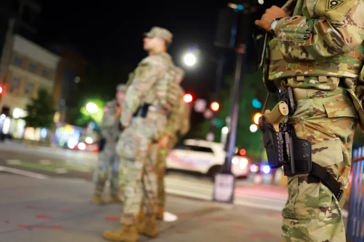Miembros de la Guardia Nacional caminan dentro del Monumento a Lincoln en Washington, el 18 de agosto Ken Cedeño/Reuters