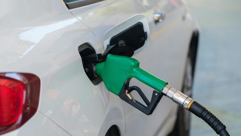 Precios de combustibles en Chile: Caen las bencinas y sube el diésel
