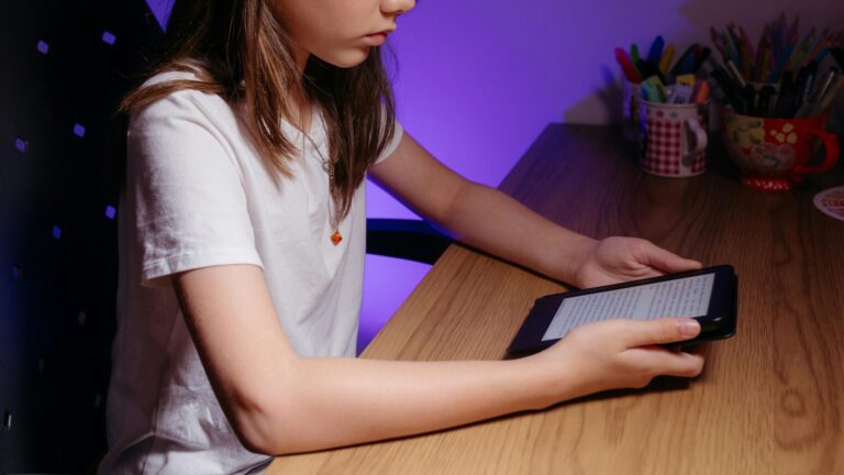 Inicia plan piloto de inhibidores de celulares en colegios de Lo Barnechea: Así funciona