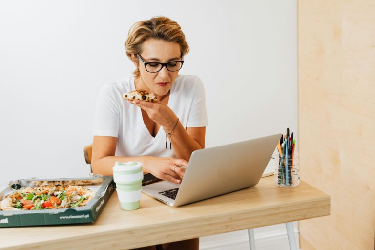 El precio de no llevar el “pote”: Almorzar fuera puede costar hasta $200 mil al mes