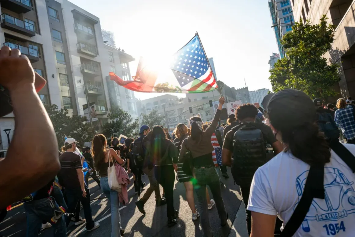 Las personas que protestan contra las redadas del Servicio de Inmigración y Control de Aduanas (ICE) se desplazan por el centro de Los Ángeles el 10 de junio Spencer Platt/Getty Images