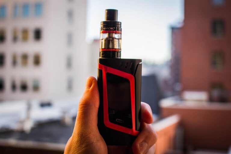 Singapur: 15 latigazos y hasta 20 años de cárcel arriesgan de castigo los proveedores de vapeadores