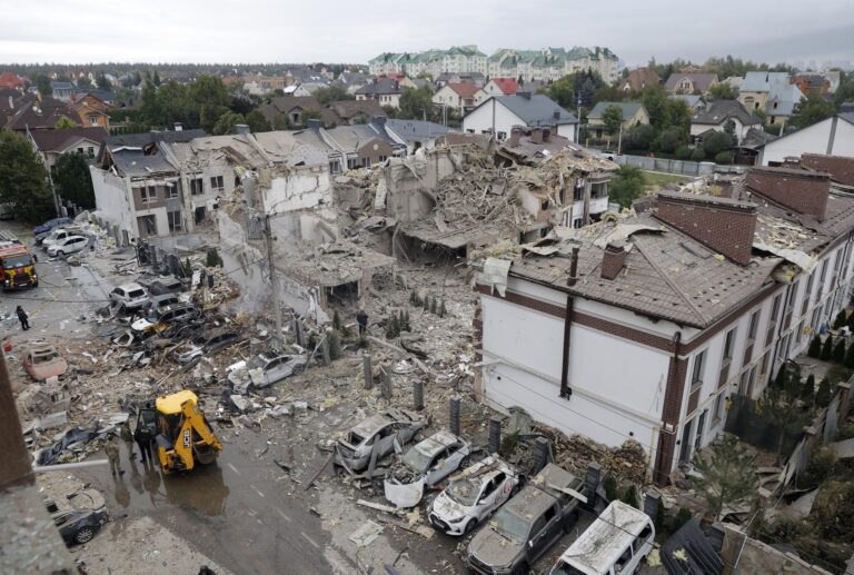 Rusia ataca Ucrania con uno de los mayores ataques aéreos de la guerra, causando cuatro muertos y decenas de heridos