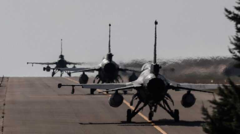 EE.UU. despliega diez cazas en Puerto Rico en medio de la escalada de tensión con Venezuela