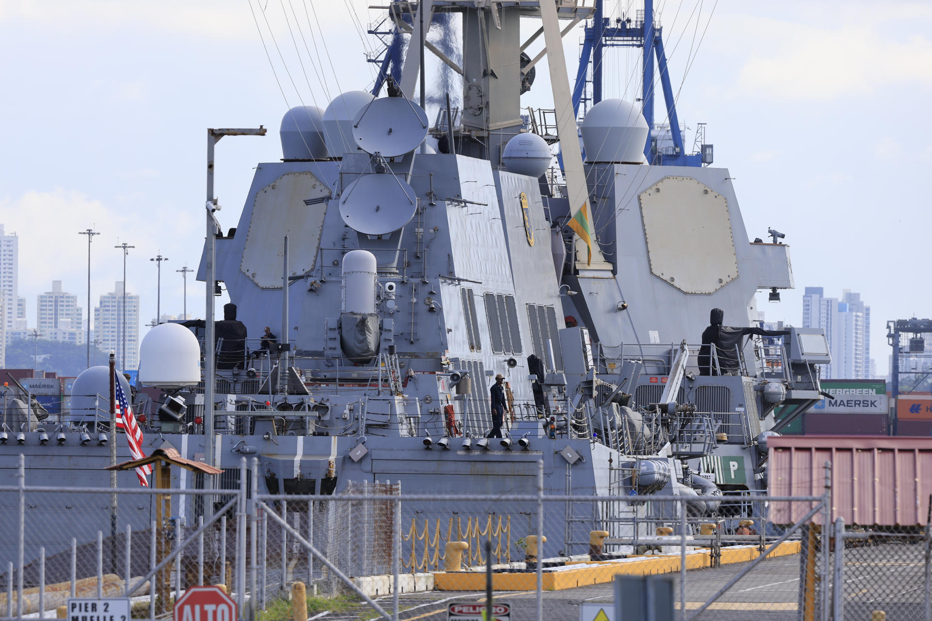 Detalle del destructor USS Stockdale (DDG-106) de la Marina de los Estados Unidos, atracado este domingo, 21 de septiembre, en el puerto de Balboa, en Ciudad de Panamá (Panamá). EFE/Bienvenido Velasco