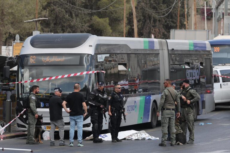 Al menos cinco muertos tras tiroteo en Jerusalén