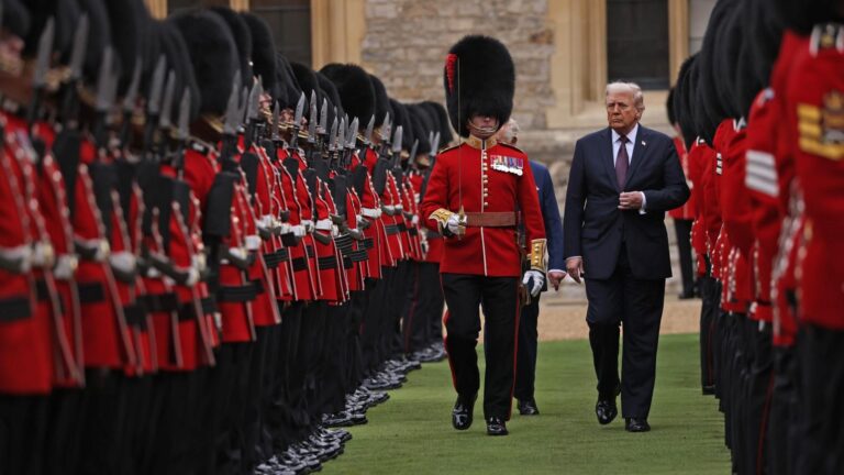 En medio de visita al Reino Unido: Proyectan imágenes de Donald Trump y Jeffrey Epstein en fachada del Castillo de Windsor