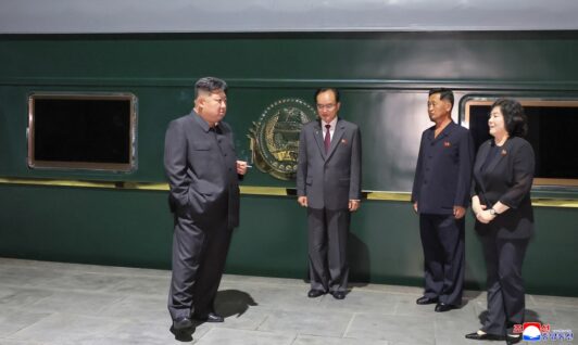 ¿Borrando su ADN? Se viralizan registros del séquito de Kim Jong-un limpiando sus huellas en cumbre en China