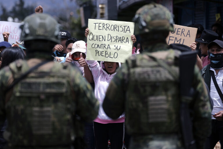 Un muerto, 12 militares heridos y “represión” en masivas protestas de Ecuador