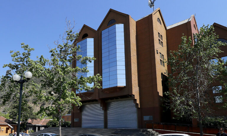 Patricio Góngora renuncia al directorio de Canal 13 tras reportaje que lo vinculó a bots políticos: Negó las acusaciones