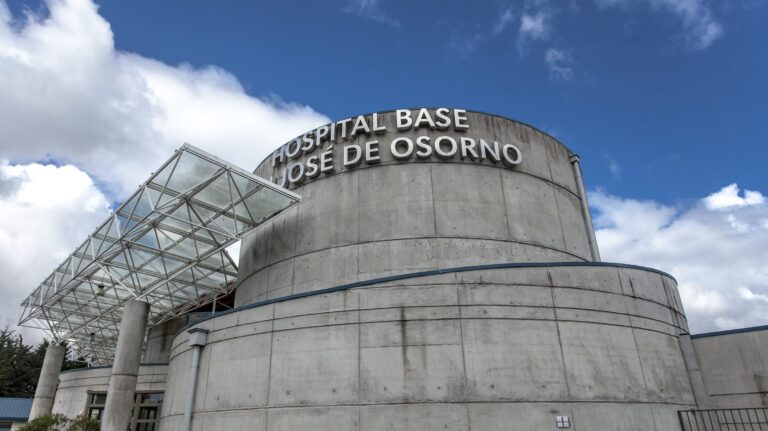 Padre de exfuncionario sobre trabajadores desvinculados del Hospital de Osorno: “Se confabularon para testimoniar en contra de mi hijo”