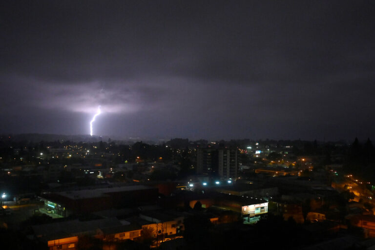 Tormentas eléctricas en la zona centro y sur: Senapred recomienda no acercarse a rejas de metal ni usar equipos electrónicos