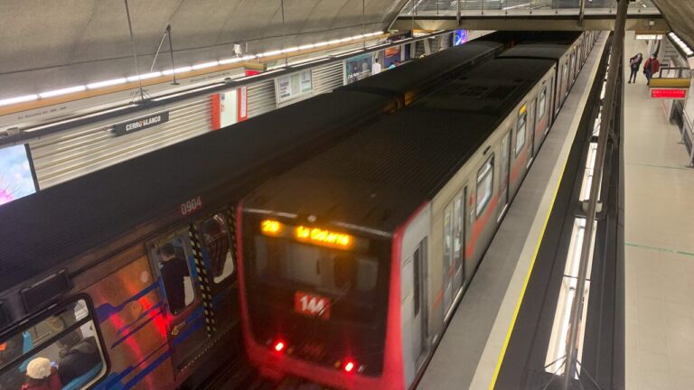 Metro restablece servicio en Línea 2 tras suspensión por persona en la vía