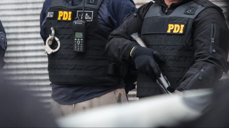 Funcionario de la PDI protagonizó accidente en estado de ebriedad, huyó y amenazó con arma a inspectora municipal