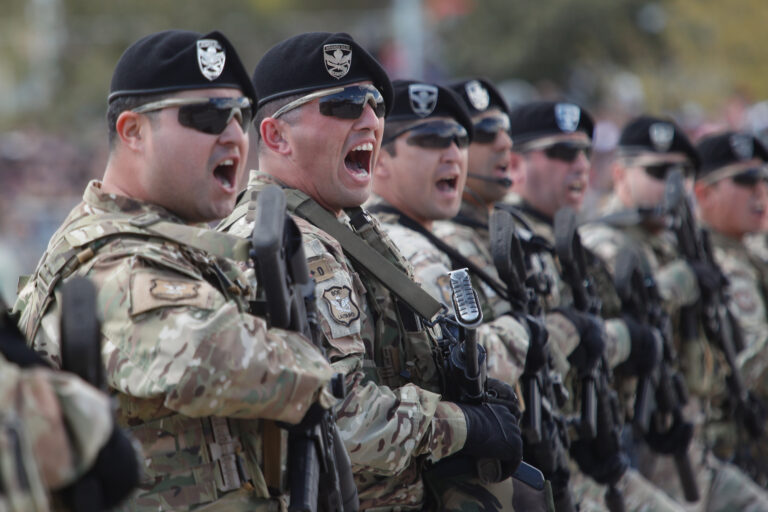 Paracaidistas, 21 cañonazos y homenajes: Las novedades de la Parada Militar 2025