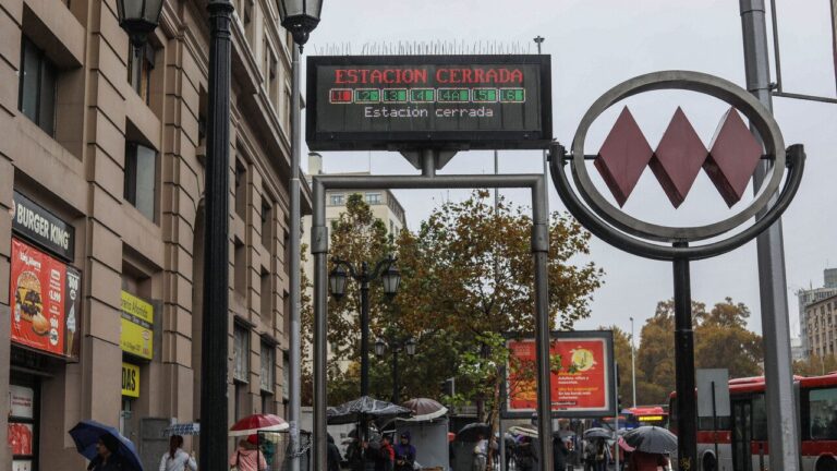 Metro de Santiago normaliza servicio en Línea 1 tras presencia de persona en la vía