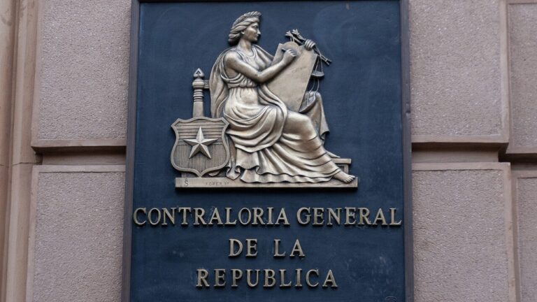 Contraloría detecta otros 10 mil casos de funcionarios públicos que viajaron al extranjero mientras tenían licencia médica