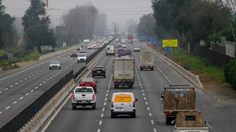 Más de 600 mil vehículos han salido de Santiago durante estas Fiestas Patrias: Se proyecta que la cifra supere el millón