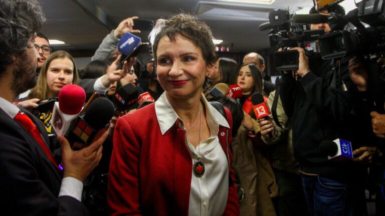 Tohá reaparece en el lanzamiento de campaña de Jara con gesto a descuelgues del Socialismo Democrático