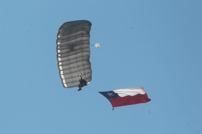 Parada Militar 2025 inaugura desfile con salto histórico de paracaidistas